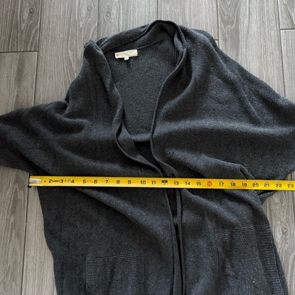 Indigenous|Organic cotton open front long line knit cardigan in charcoal grey•XS - Picture 11 of 11